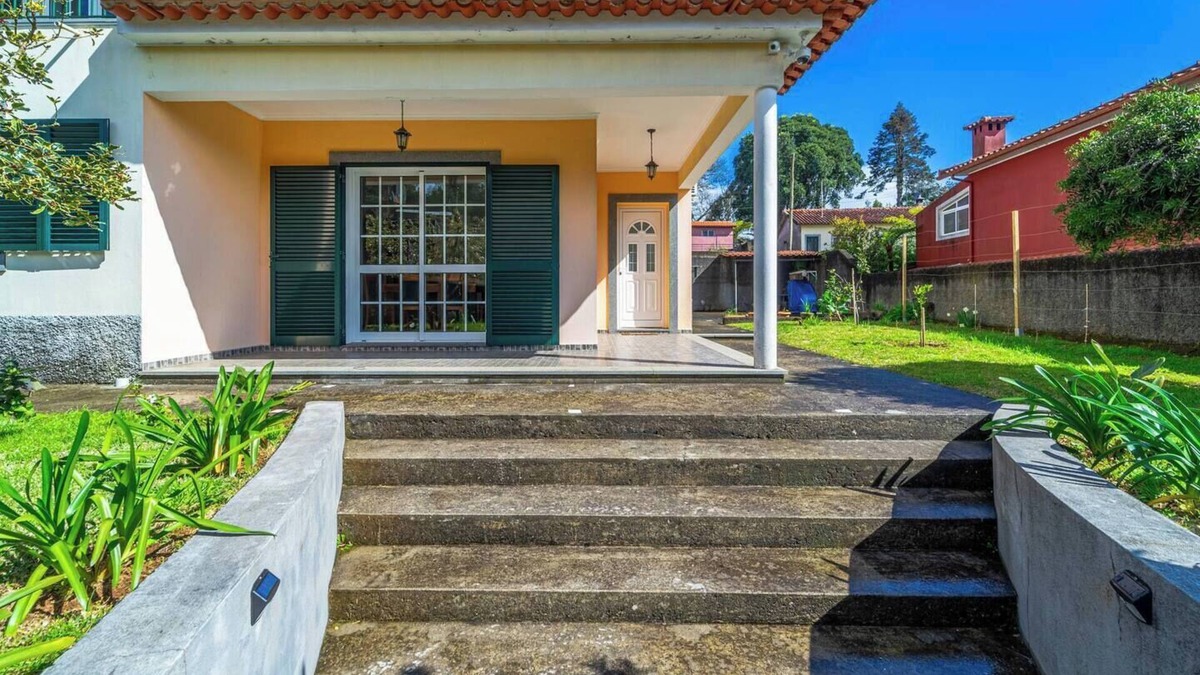 Santo da Serra House | To complete, Angela Holiday House
