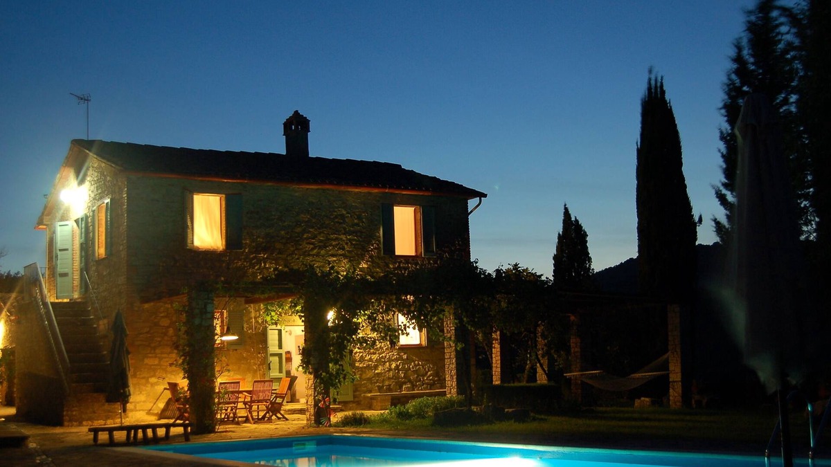 Fratta Villa | TODI NEARBY Stone farmhouse, with pool, garden, bush and Wi Fi