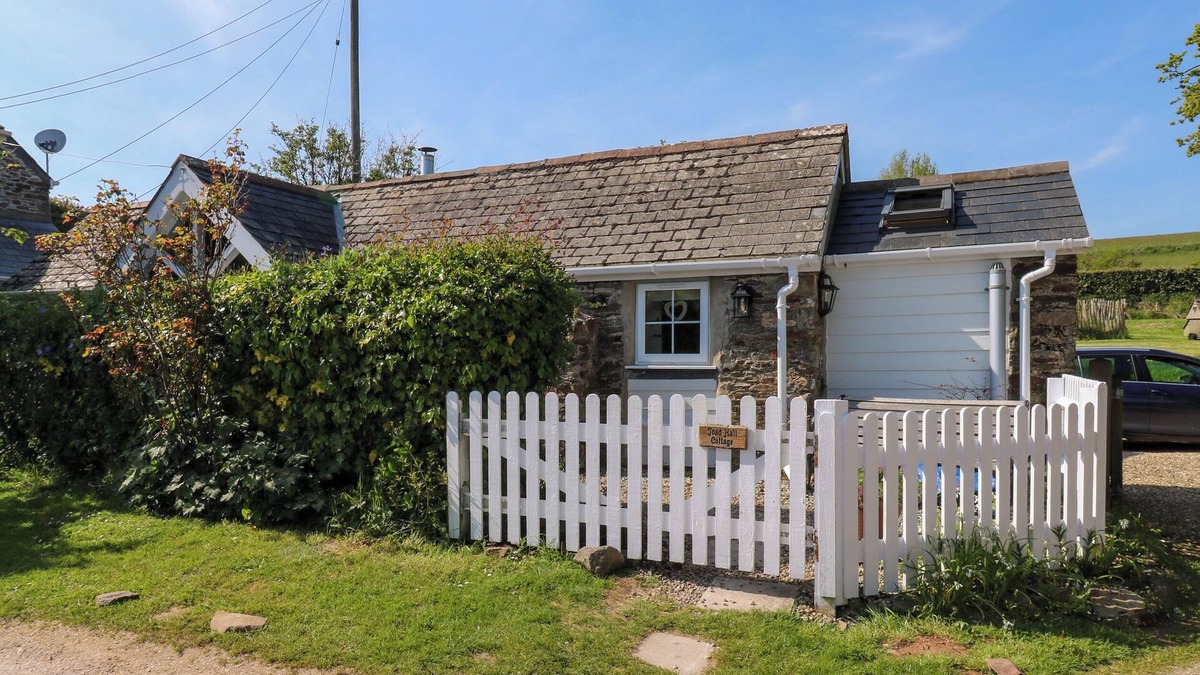 Totnes Cottage | TOAD HALL COTTAGE, pet friendly, with open fire in Blackawton