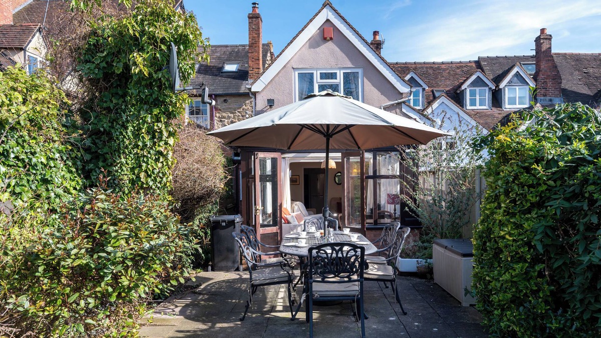 Ludwel House | Toad Hall has a private garden & contactless entry