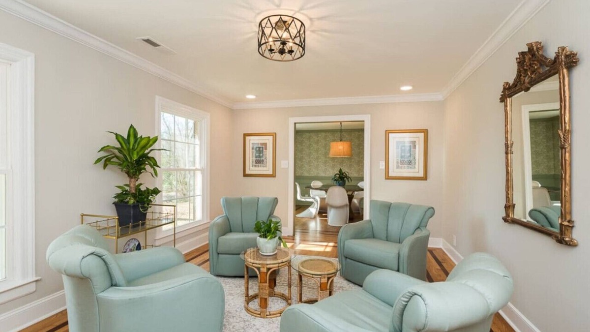 North Garrett Road House | Tobacco Road Retreat Minutes to Football Stadiums