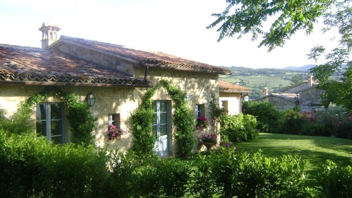 Acqua Loreto Villa | Todi - villa with swimming pool and tennis court