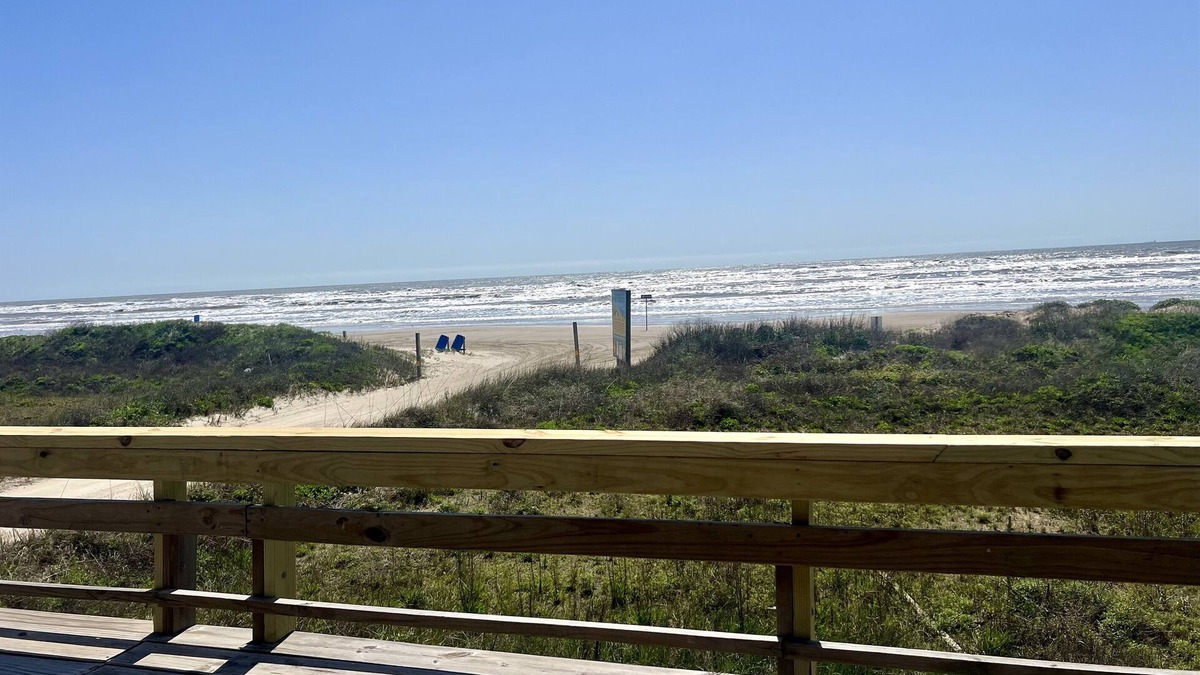 Freeport House | Toes In The Sand Drink In My Hand