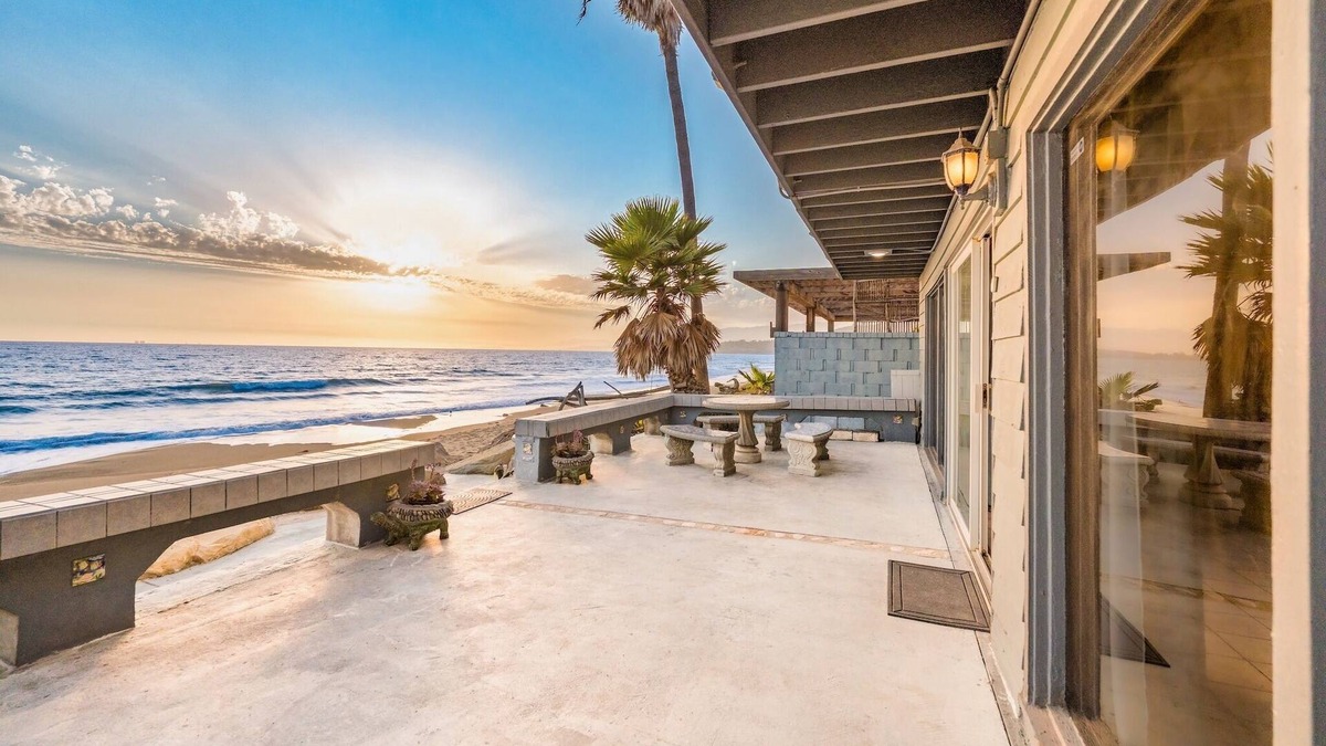 Mussel Shoals House | Toes in the Sand! Great Location!