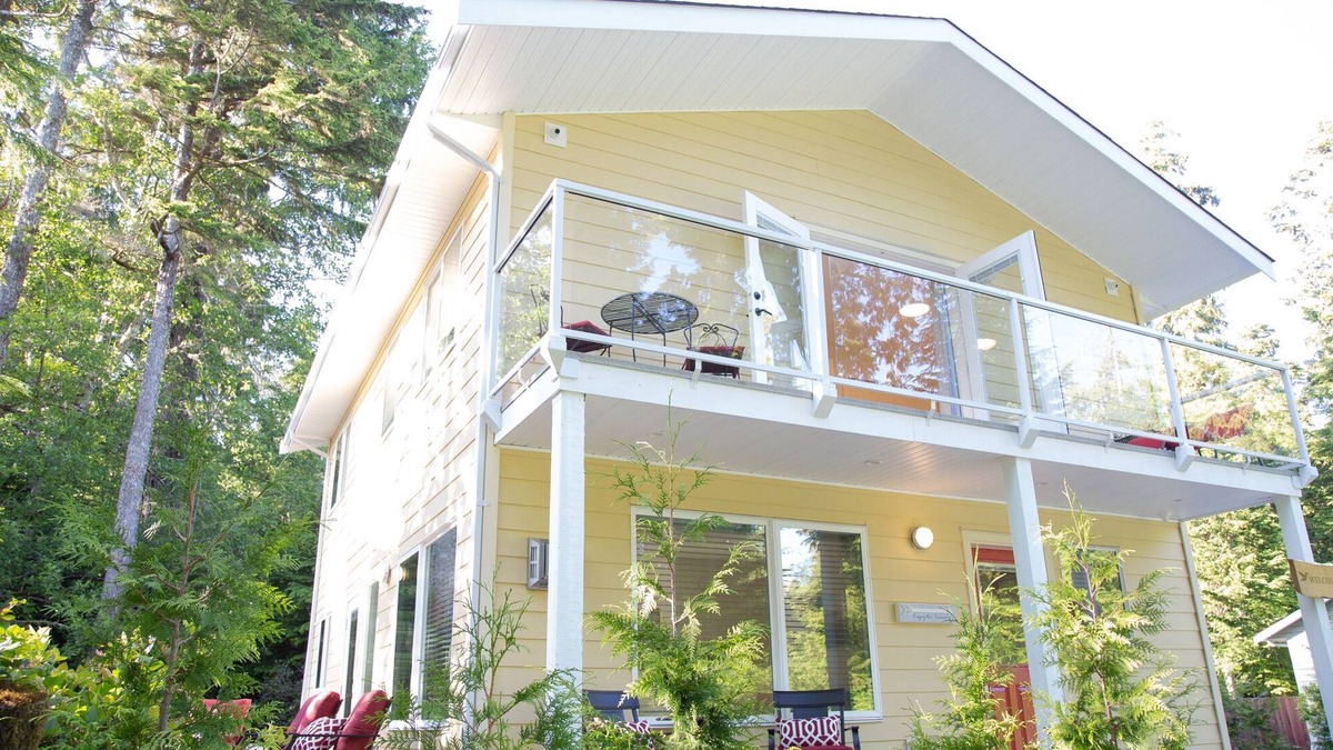 Tofino House | Tofino Hummingbird Cottage: Across from Chesterman Beach -"Serenity by the Sea"