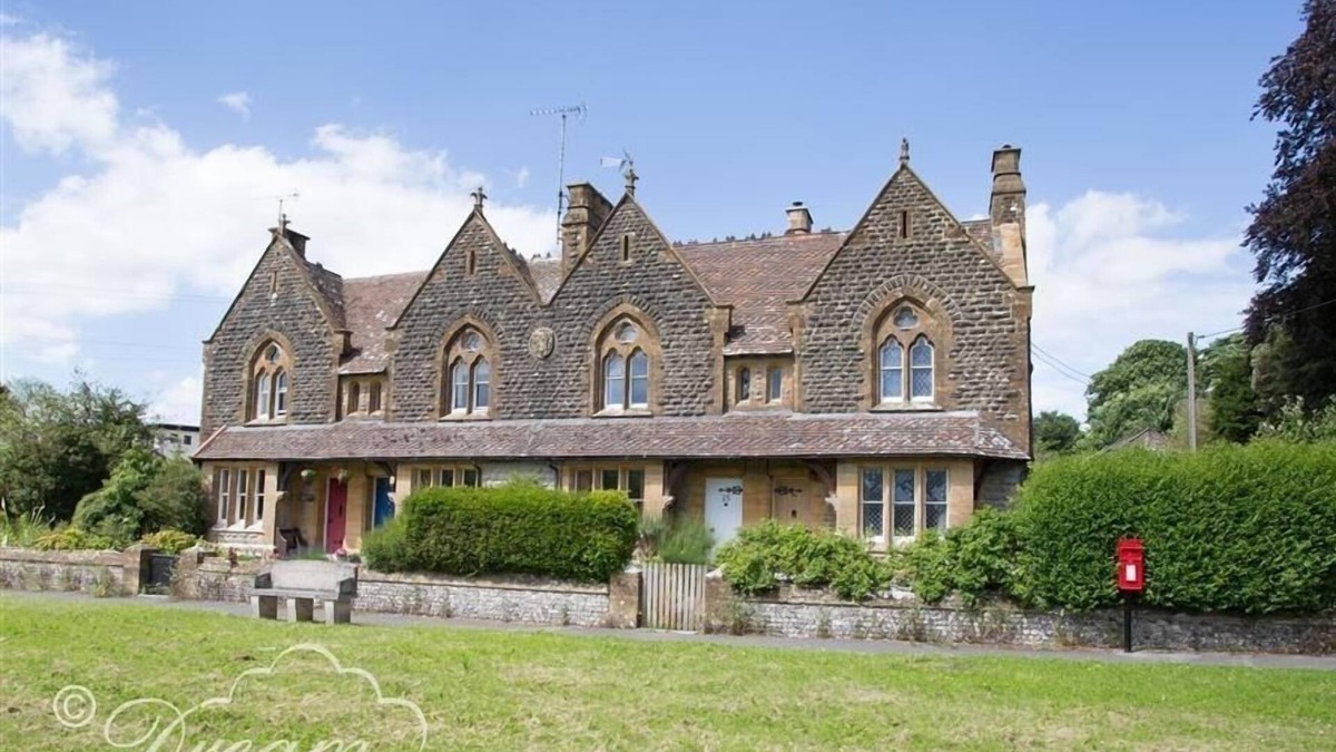 Frampton Cottage | TOLL LODGE, pet friendly, with open fire in Frampton