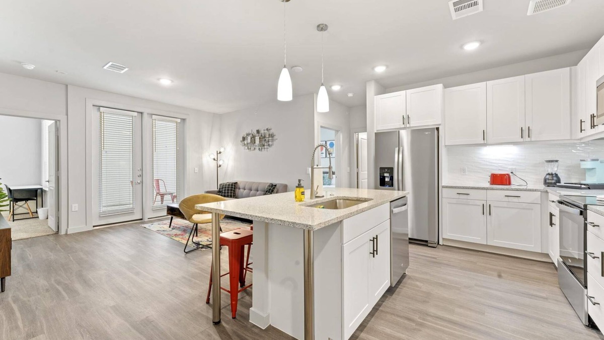 Windsor Park Apartment | Top Floor 2BR King Beds Suite 8 Min to Downtown