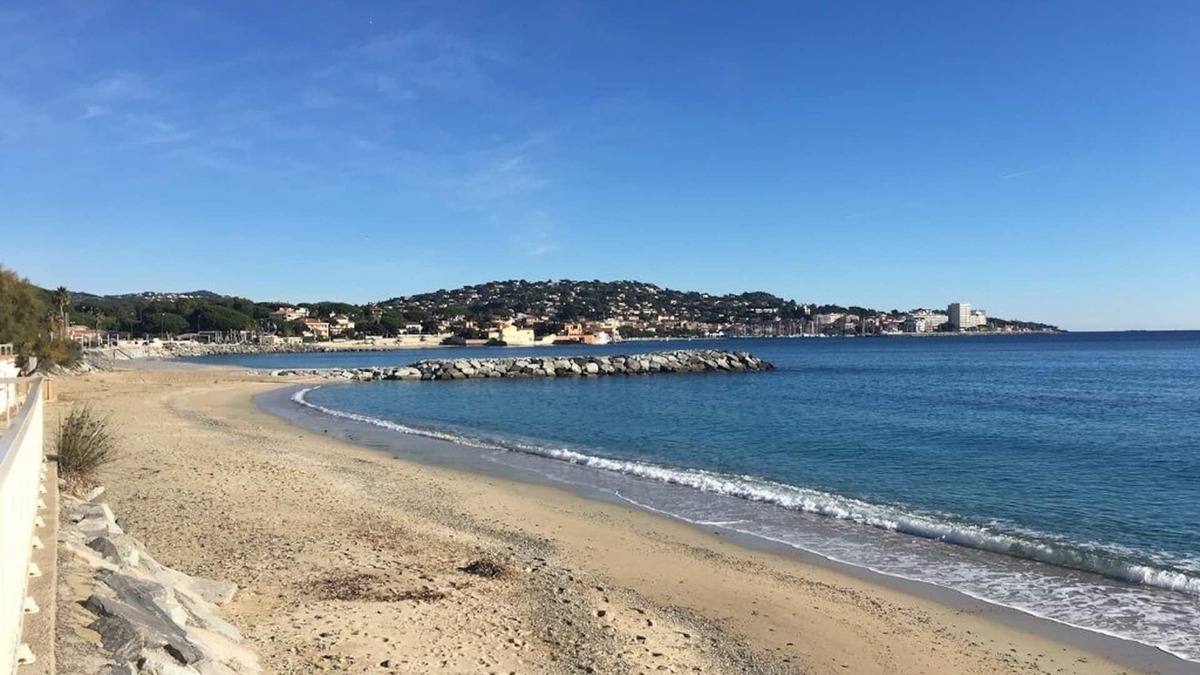 Sainte-Maxime City Centre Apartment | Top Floor Apartment in Beautiful Tree Lined Street