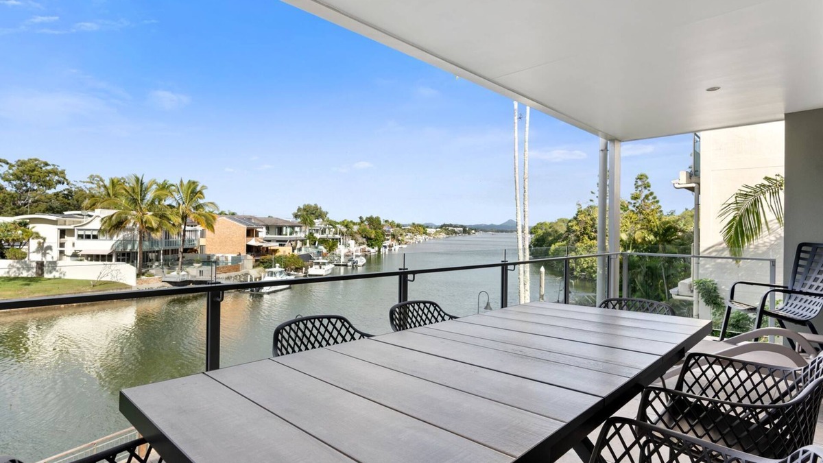 Noosa Heads Apartment | Top floor apartment on the iconic Hastings Street