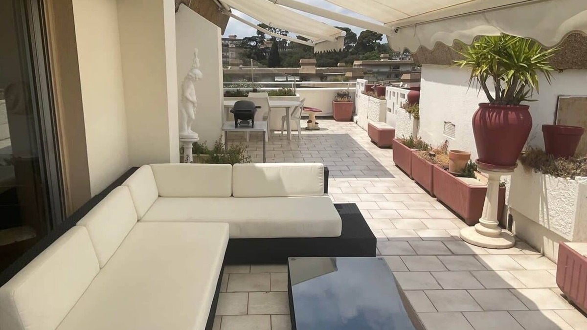 Estanove Apartment | top floor apartment with private park