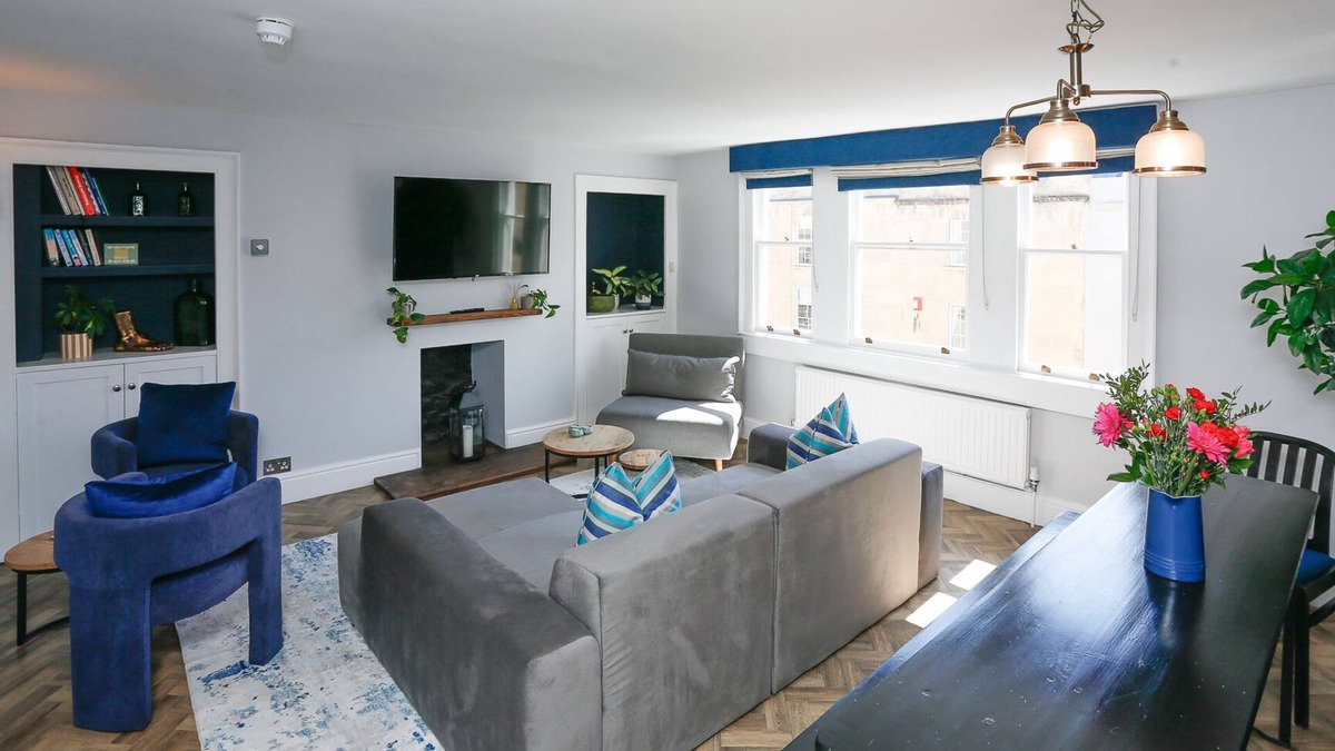 Upper Town Apartment | Top Floor at 13 Rivers Street