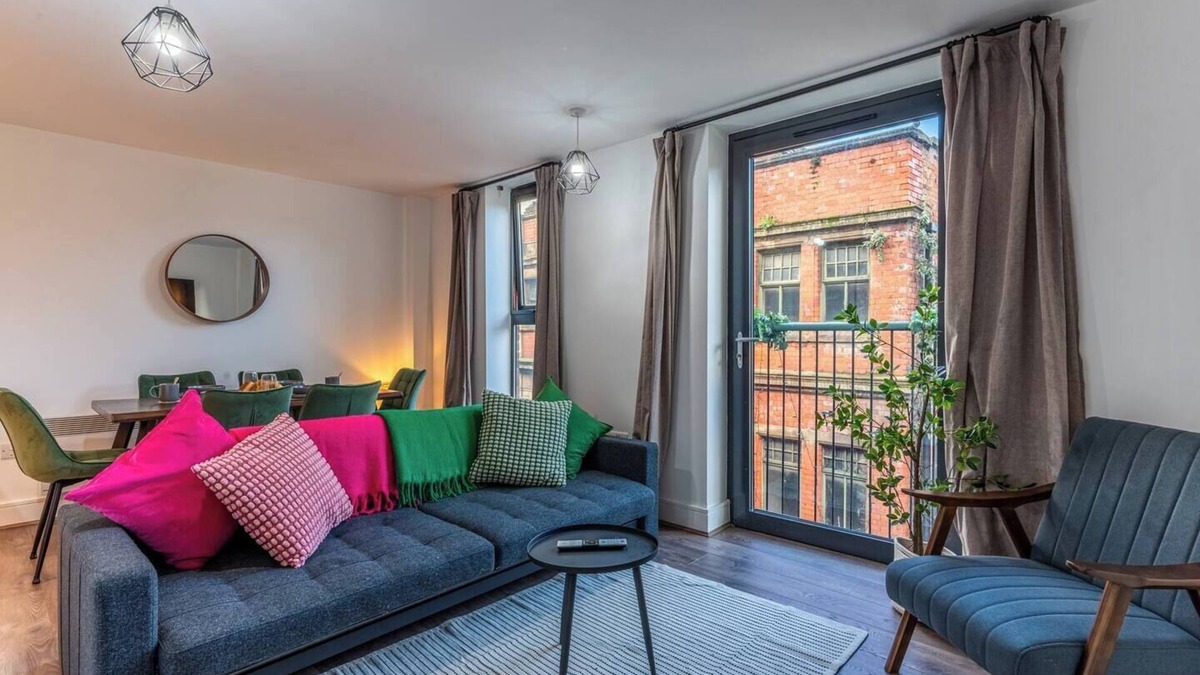 Liverpool City Centre Apartment | Top Floor | City Stay | Beatles Bars & Nightlife