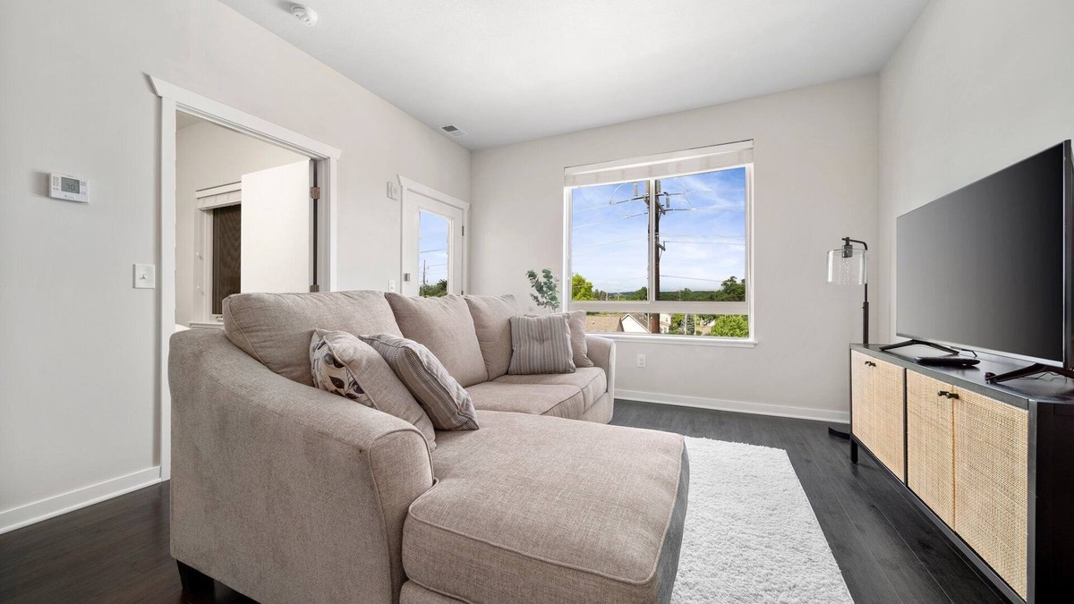 Traverse City Condo | Top floor condo, King bed, great location!