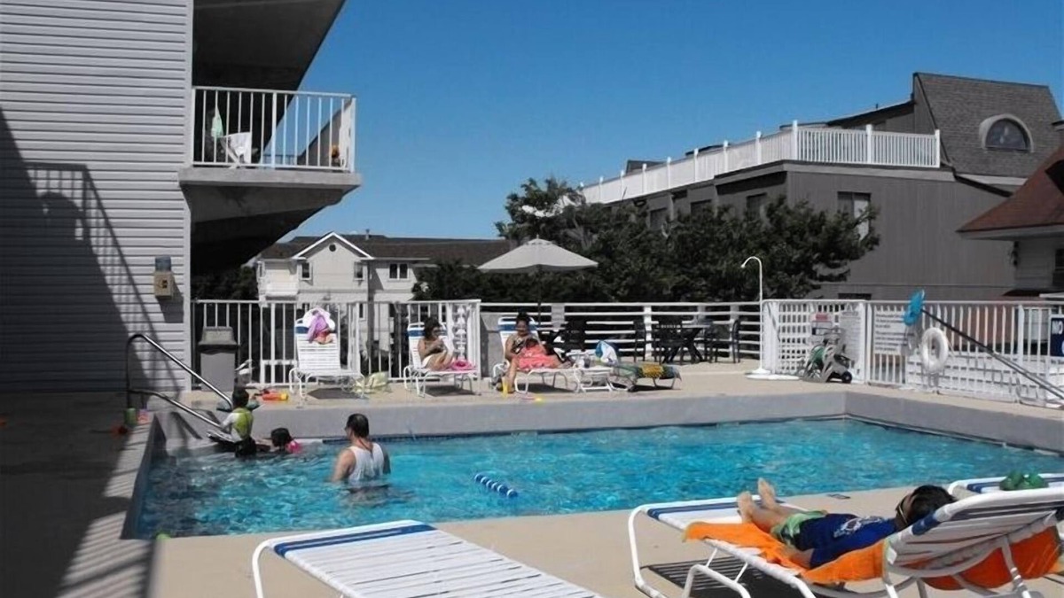 North End Condo | Top Floor - Elevator, 2 Bed,1 Bath, 1 Block to Beach, POOL!