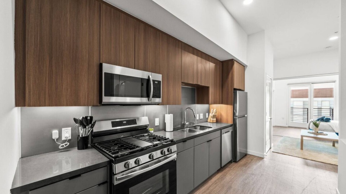 Willmore Apartment | Top-Floor Gem/Walk to Attractions