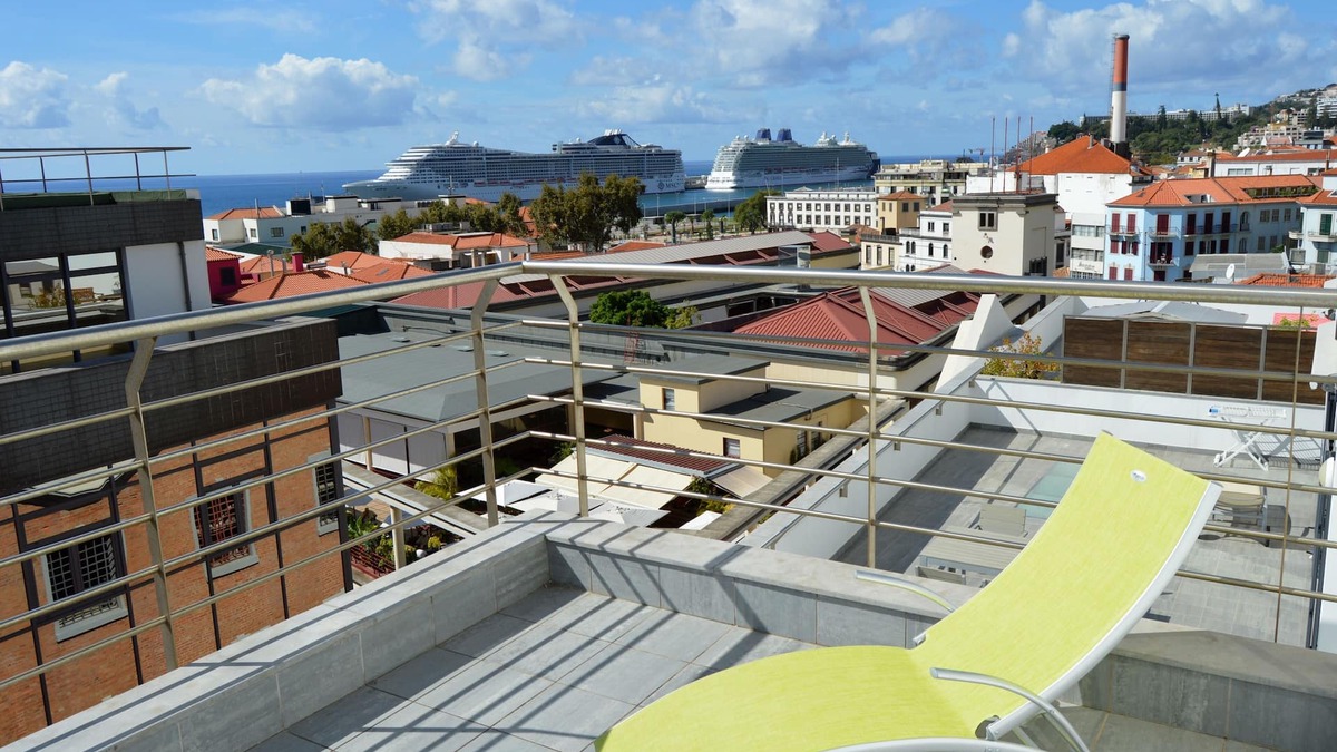 Santa Maria Maior Apartment | Top Floor in Funchal Center near Farmers Market Free Wifi private parking
