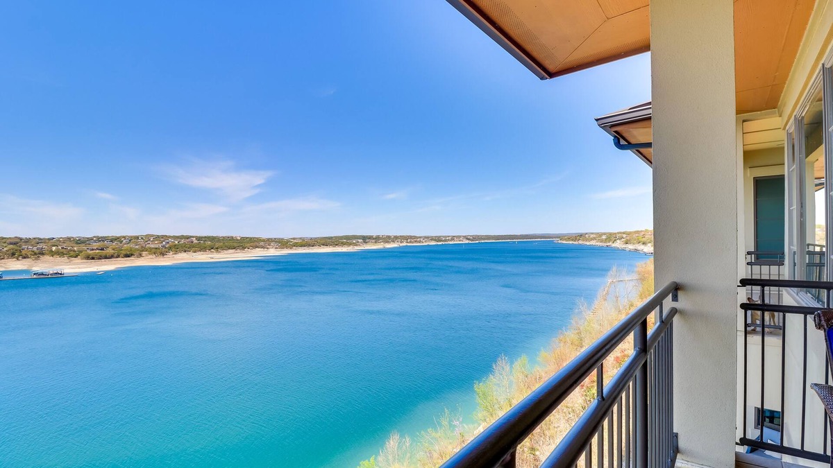 Lakeway Condo | Top-Floor Lake-View Condo w/Boat Dock Access