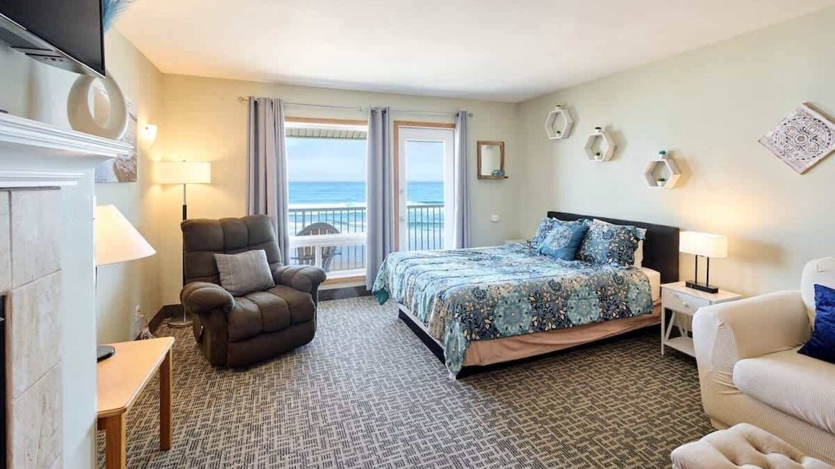 Lincoln City Condo | Top Floor Ocean View Suite - Sleeps Six - Pool & Hot Tub Access!