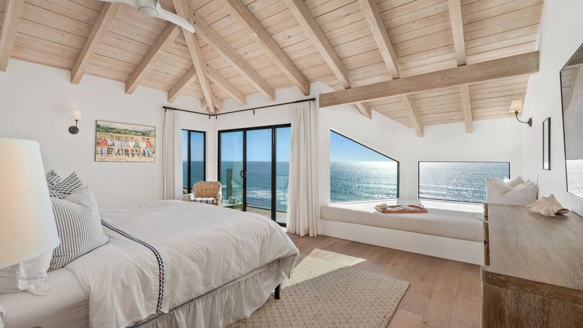 Solana Beach Apartment | Top Floor Oceanfront Retreat, a Short 3-5 Minute Walk to the Beach