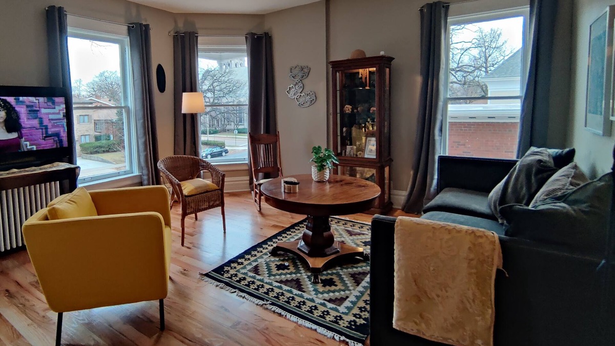 Oak Park Apartment | Top floor of Historic Oak Park Home/2 Car Garage