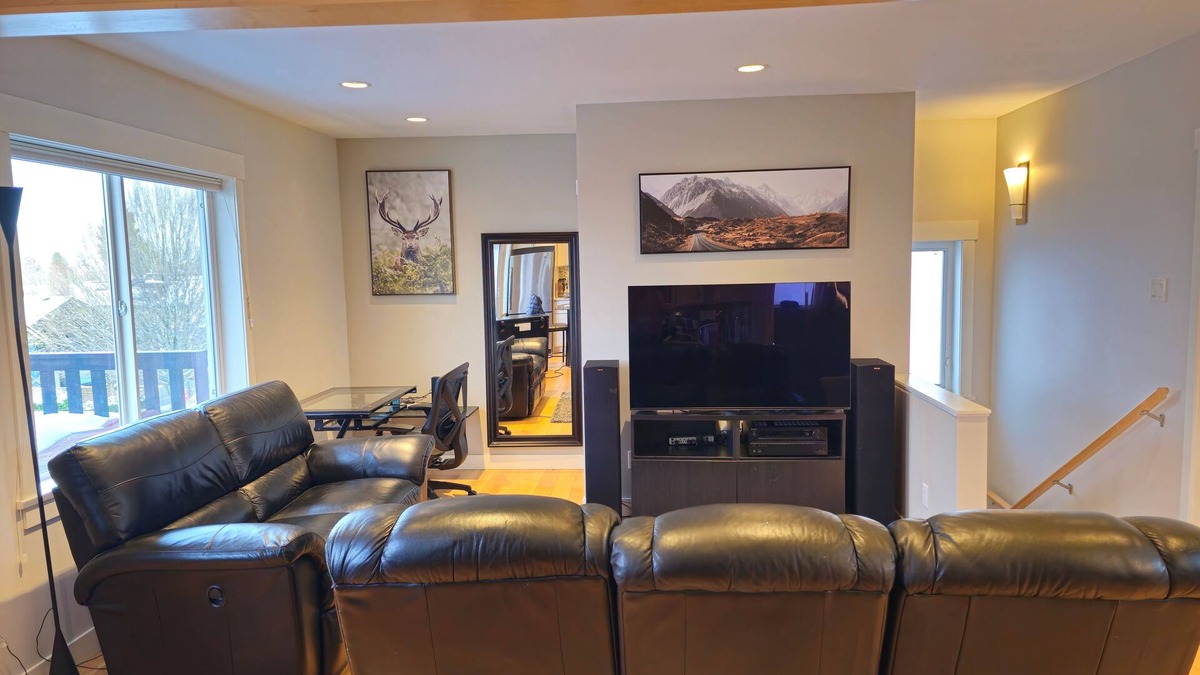 Riley Park House | Top Floor Private Suite | King Bed | Balcony View | 15 min to Downtown Vancouver