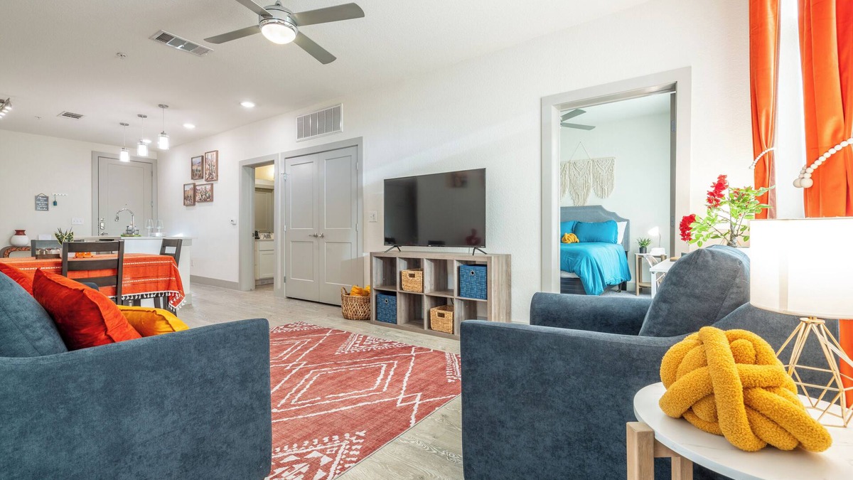 Downtown San Antonio Apartment | Top Floor Riverwalk 2bdrm Apartment Gem! King bed, Pool, Gym & Free Parking