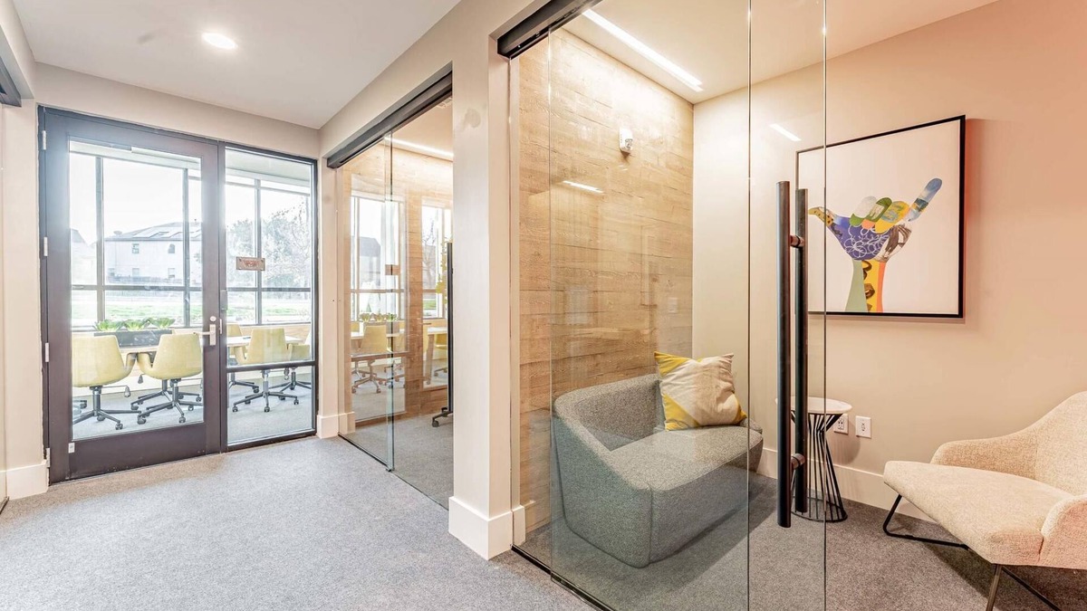 Pleasant Valley Apartment | Top Floor Soco 2BR King Suite 8 Mins to Downtown