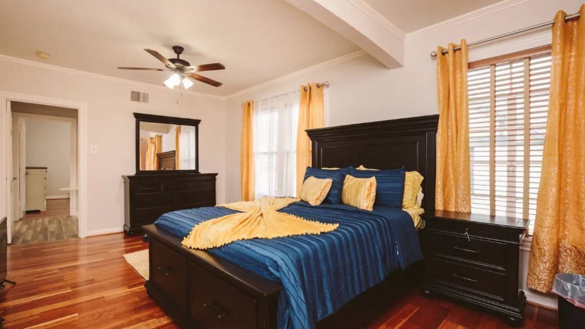 Monte Vista Apartment | Top Level duplex blocks from UIW/Trinity & Zoo