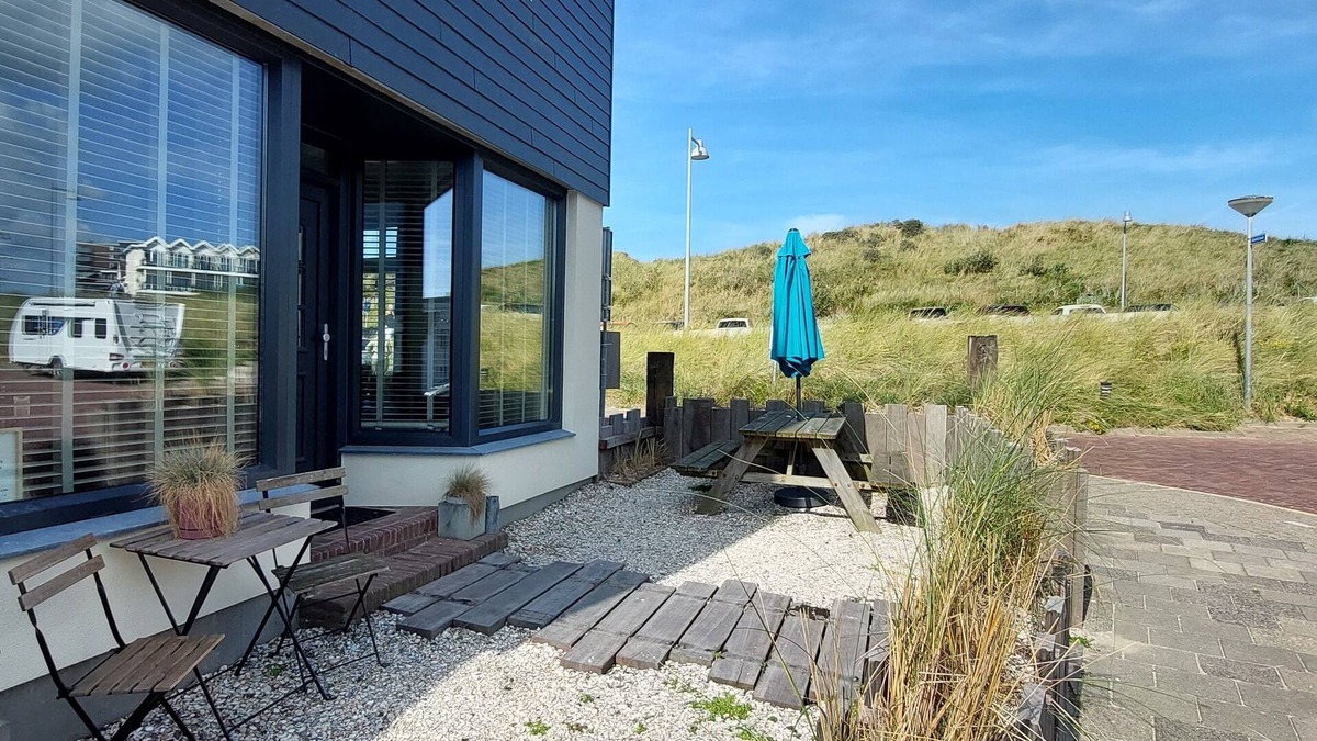 Egmond aan Zee Apartment | Top location! Next to lighthouse, beach 50m FLOW