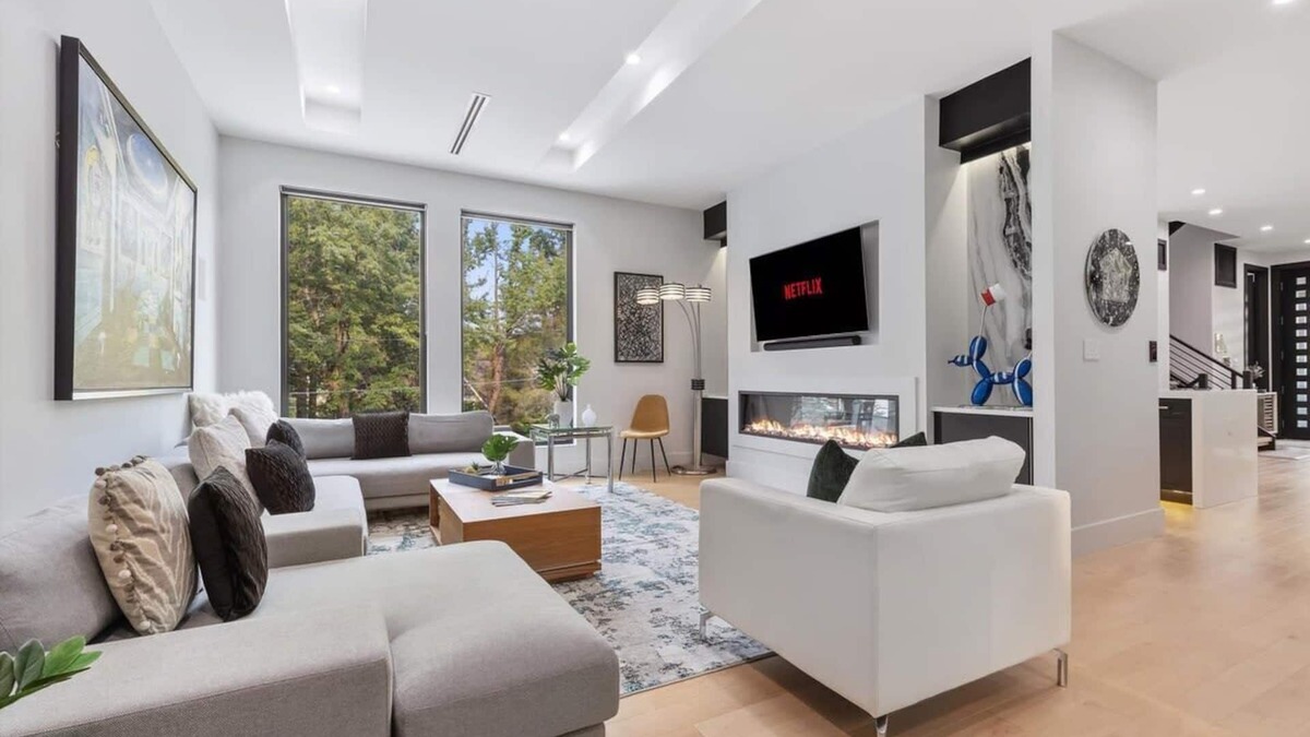 Virginia Square House | Top of The Hill/Luxury Clarendon 4-BR Homestay