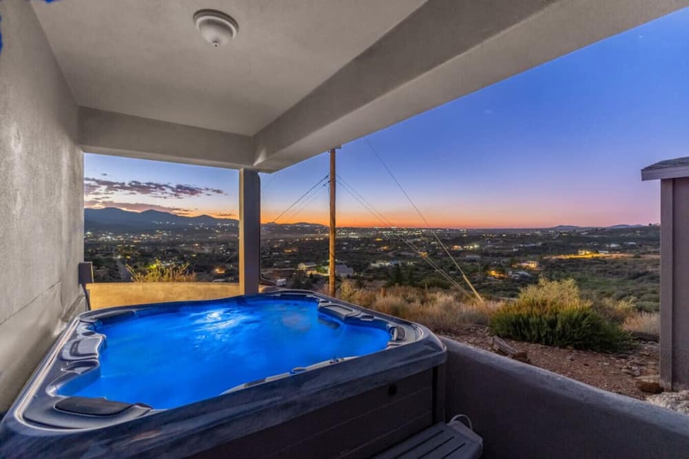Dewey-Humboldt Apartment | Top of the Mountain Home w/Hot Tub, Gym & Sauna!