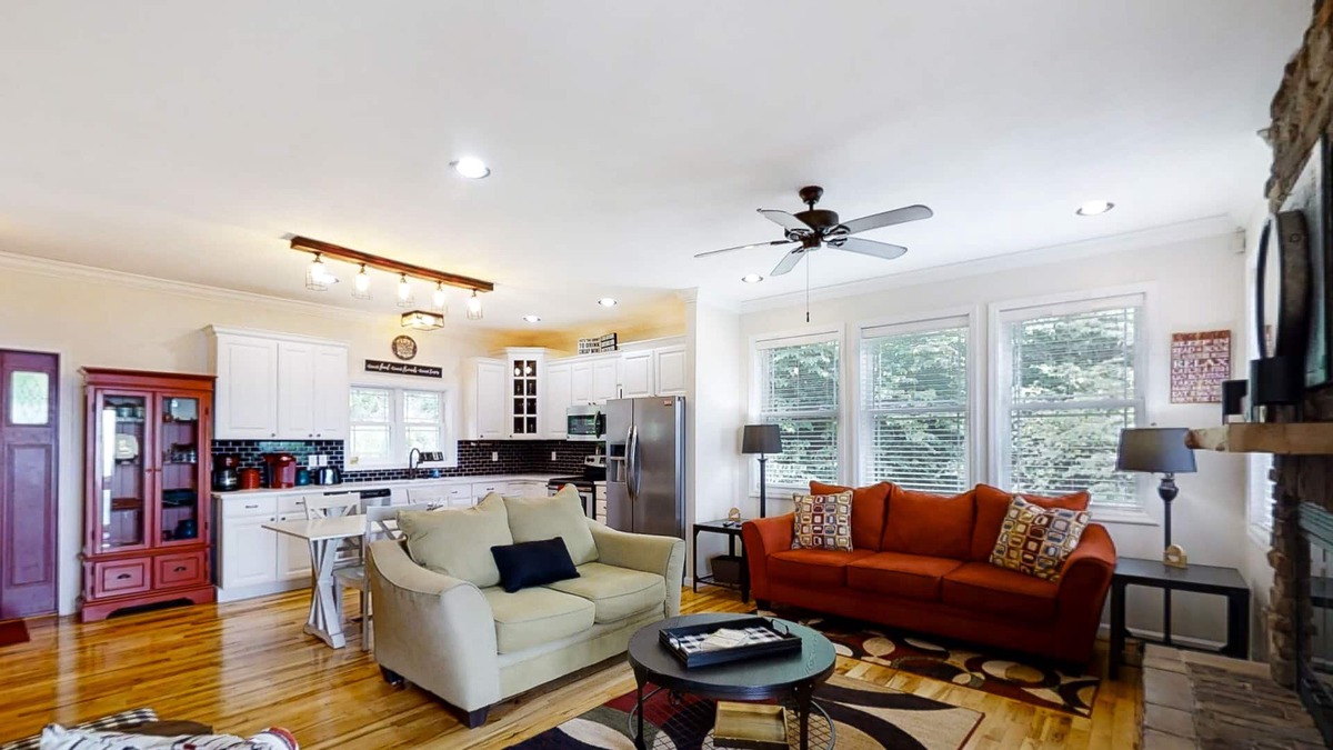 New Tazewell Cabin | Top-of-the-mountain retreat with lake and mountain views, central AC & W/D