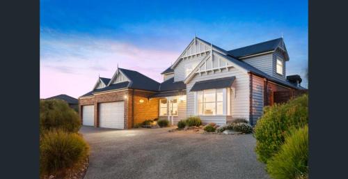 Mount Martha House | Top of town