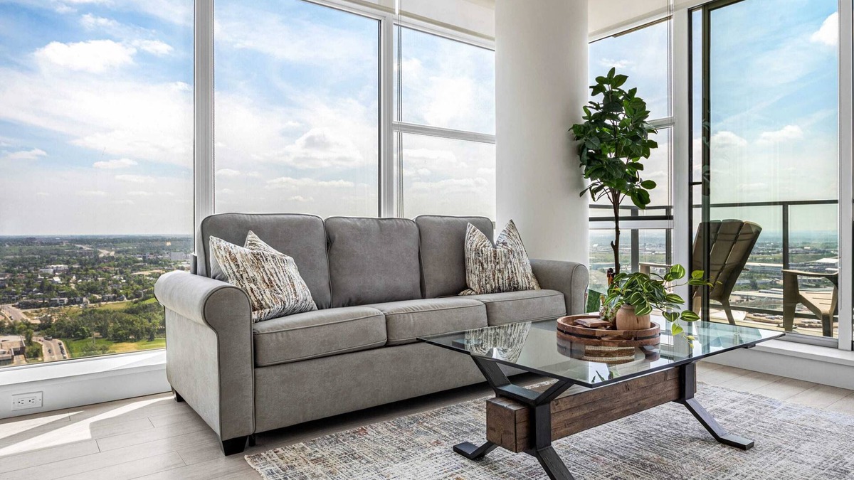 Victoria Park Condo | TOP-RATED! MTN & DT Views! 35th FL, FREE Banff Pass, Parking & Wine!