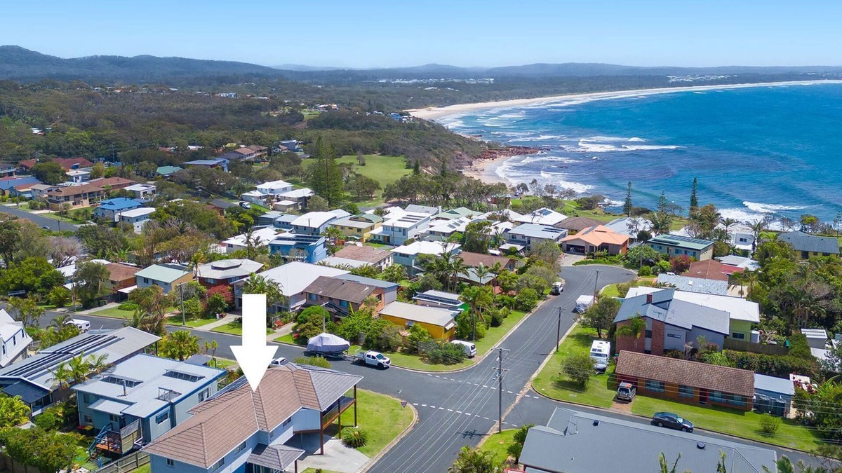 Bonny Hills House | Topviews - 3 bedroom holiday home with sea views