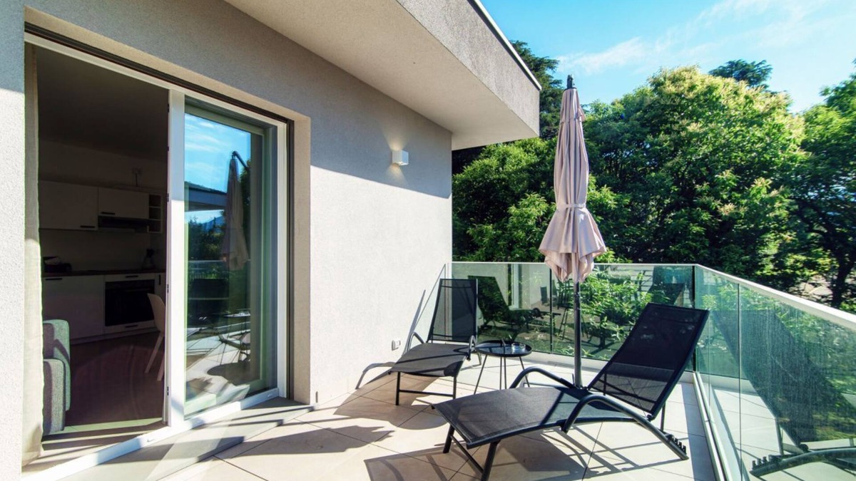 Como Apartment | Torno: Three-room apartment with balcony and easy access to public transport in
