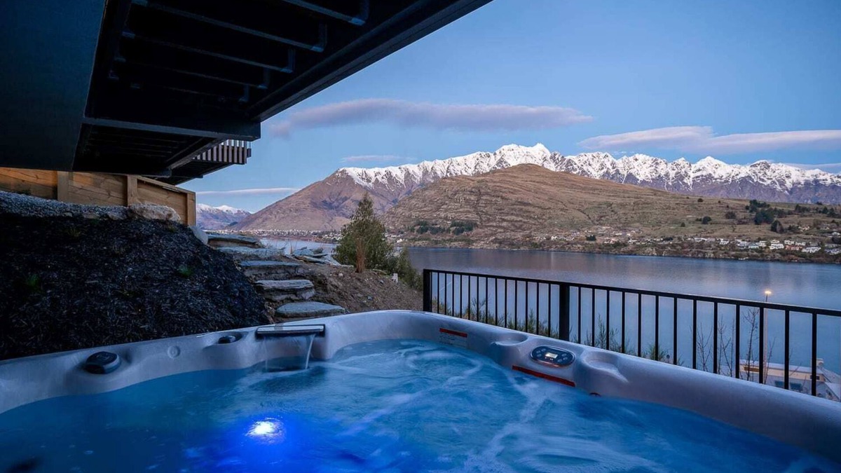 Queenstown Villa | Toroa Chalet| Hot Tub, Gas Fire, BBQ, Free Parking