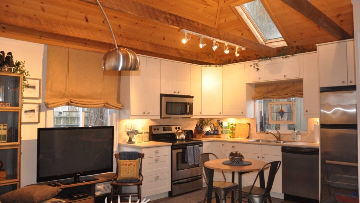 The Beaches House | Toronto Beaches "Industrial Chic" 1 Bedroom Coach House