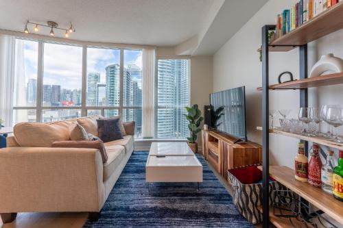 Toronto Entertainment District Apartment | Toronto Views ~ Pool ~ BBQ ~ Harbourfront ~ WIFI