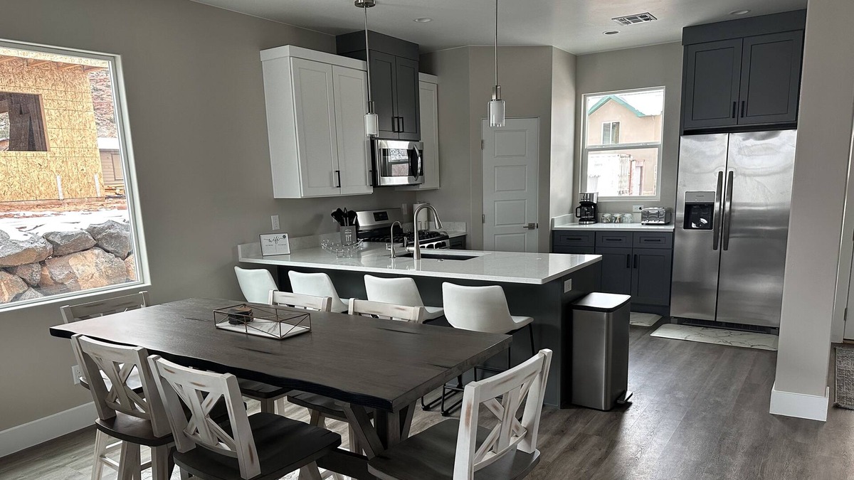 Hildale House | Toroweap, So Zion 4Bed, 3Bath, Hot Tub, Deck, Fire Pit