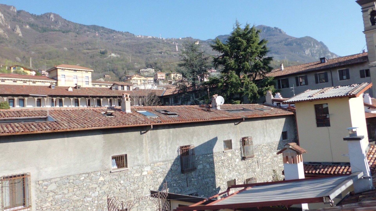 Lovere Old Town House | Torre Antica is an ancient watch tower fully restored with all modern amenities