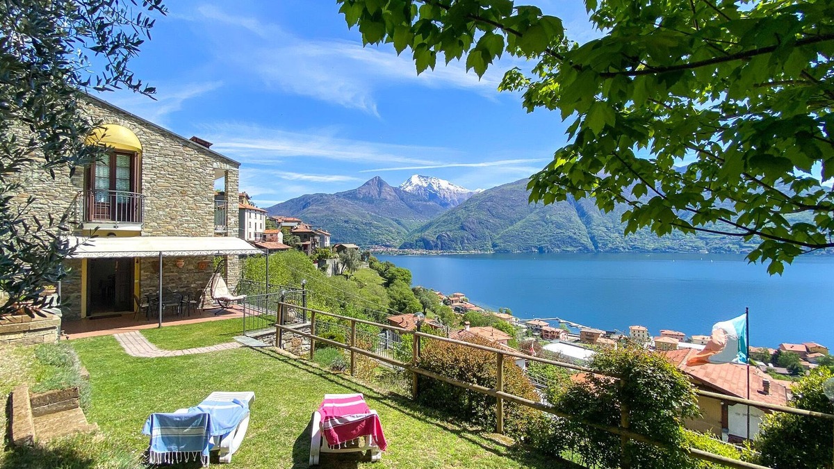 Santa Maria - Rezzonico Apartment | Torre Garden Holiday Apartment with Lake View