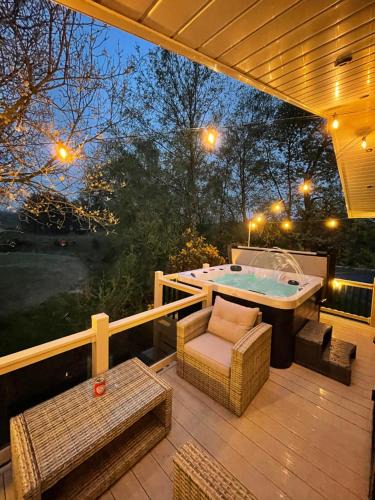 Swarland Villa | Torrey Pines - 2 bedroom hot tub lodge with free golf, NO BUGGY