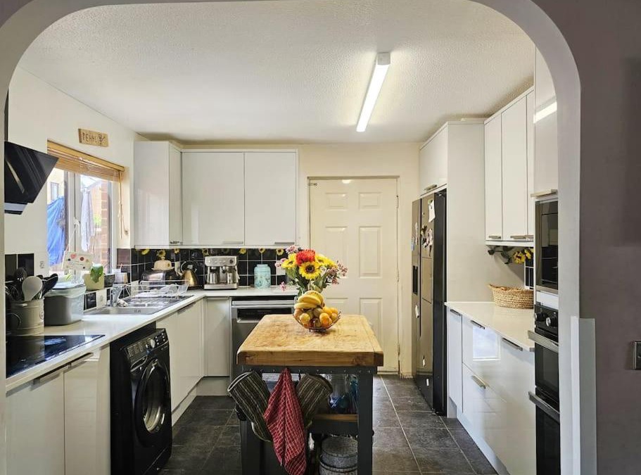 Bicester House | Tortoise Haven Bicester- Comfortable quiet home with garden
