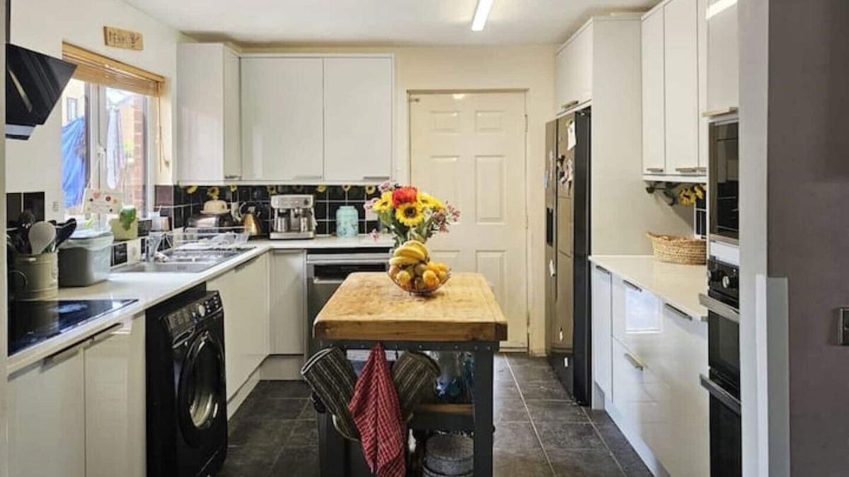 Bicester House | Tortoise Haven Bicester: Quiet home with garden