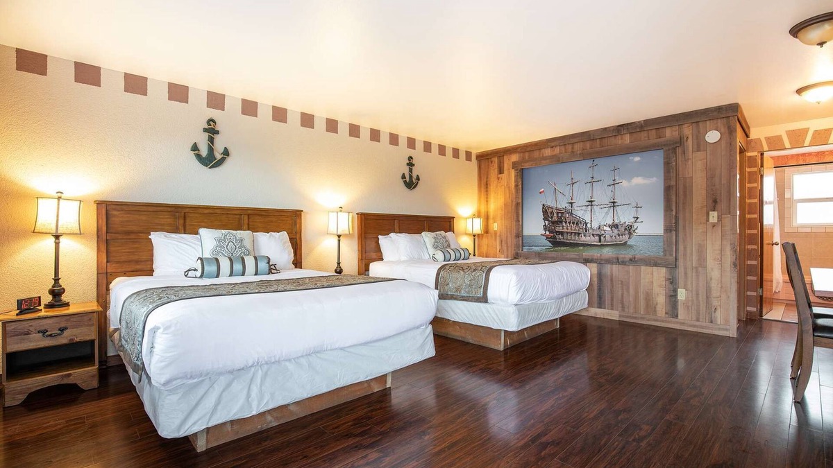 Ocean Shores Hotel | Tortuga - 1 Bedroom Suite with 3 Queen Beds at Wanderlust Inn, Pet Friendly