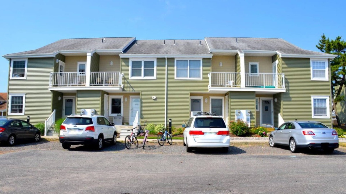 North End House | Totally re-done! Spacious, bright 3 bedroom, 2 1/2 bath two story townhouse