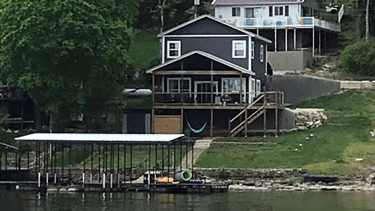 Barnett House | Totum Lake House - Family Getaway with Amazing Views