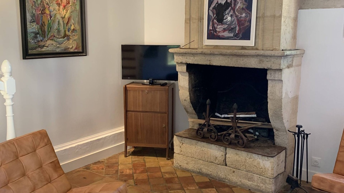 Coutras Bed & Breakfast | Tour en Pierre Rénovée à 20 Minutes de Saint Emilion