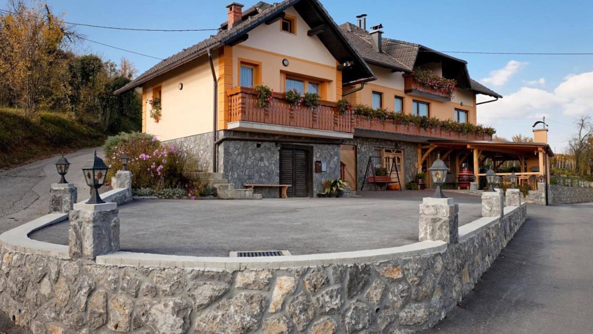 Gorenja Vas pri Smarjeti Apartment | Tourist Farm Škrbina Apartment 2, Šmarješke Toplice, Slovenia